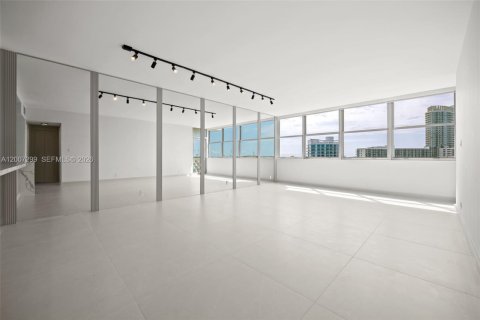 House in Miami Beach, Florida 1 bedroom, 83.33 sq.m. № 2074574 - photo 3