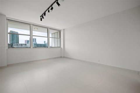 House in Miami Beach, Florida 1 bedroom, 83.33 sq.m. № 2074574 - photo 11