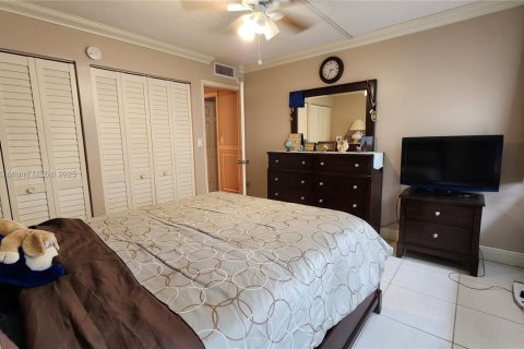 Купить кондоминиум в Халландейл-Бич, Флорида 2 спальни, 109.25м2, № 1966016 - фото 11