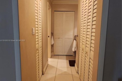 Купить кондоминиум в Халландейл-Бич, Флорида 2 спальни, 109.25м2, № 1966016 - фото 6