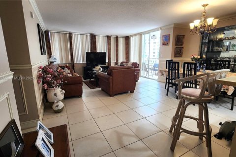 Купить кондоминиум в Халландейл-Бич, Флорида 2 спальни, 109.25м2, № 1966016 - фото 3