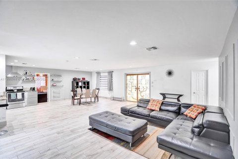 Снять в аренду виллу или дом в Майами-Гарденс, Флорида 4 спальни, 152.82м2, № 1956955 - фото 4