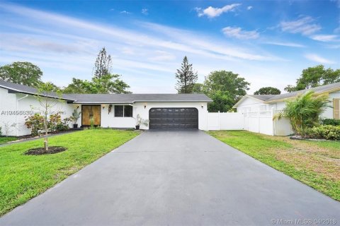 House in Miami Gardens, Florida 4 bedrooms, 152.82 sq.m. № 1956955 - photo 1