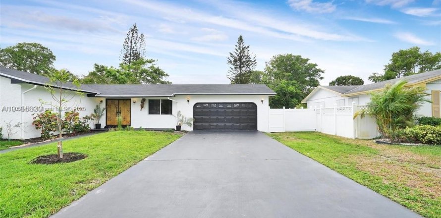 House in Miami Gardens, Florida 4 bedrooms, 152.82 sq.m. № 1956955