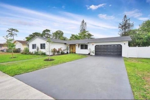 Снять в аренду виллу или дом в Майами-Гарденс, Флорида 4 спальни, 152.82м2, № 1956955 - фото 2