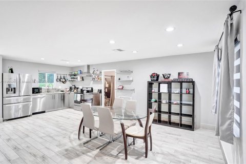 Снять в аренду виллу или дом в Майами-Гарденс, Флорида 4 спальни, 152.82м2, № 1956955 - фото 7