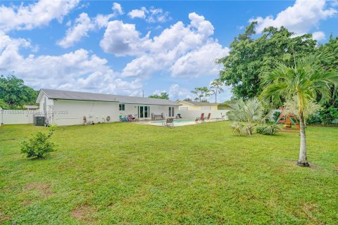 Снять в аренду виллу или дом в Майами-Гарденс, Флорида 4 спальни, 152.82м2, № 1956955 - фото 22