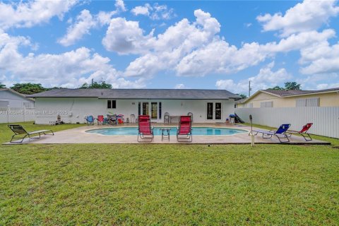 Снять в аренду виллу или дом в Майами-Гарденс, Флорида 4 спальни, 152.82м2, № 1956955 - фото 26