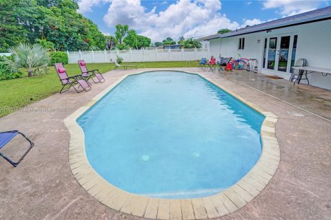 Снять в аренду виллу или дом в Майами-Гарденс, Флорида 4 спальни, 152.82м2, № 1956955 - фото 25