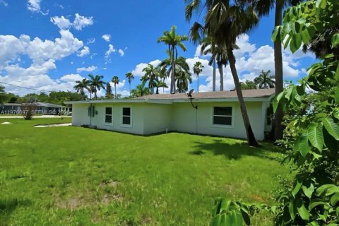 House in Fort Myers, Florida 3 bedrooms № 2146045 - photo 11