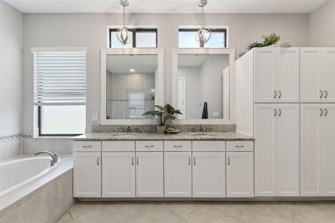House in Orlando, Florida 5 bedrooms, 410.91 sq.m. № 2418340 - photo 22
