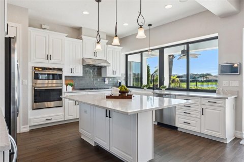 House in Orlando, Florida 5 bedrooms, 410.91 sq.m. № 2418340 - photo 17