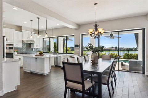 House in Orlando, Florida 5 bedrooms, 410.91 sq.m. № 2418340 - photo 13