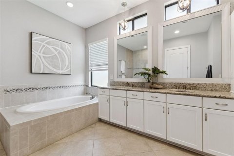 House in Orlando, Florida 5 bedrooms, 410.91 sq.m. № 2418340 - photo 24