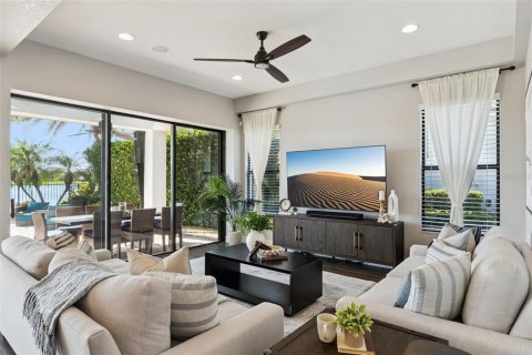 House in Orlando, Florida 5 bedrooms, 410.91 sq.m. № 2418340 - photo 10