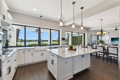 House in Orlando, Florida 5 bedrooms, 410.91 sq.m. № 2418340 - photo 15