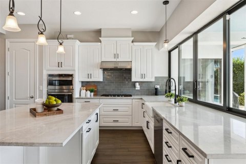 House in Orlando, Florida 5 bedrooms, 410.91 sq.m. № 2418340 - photo 19
