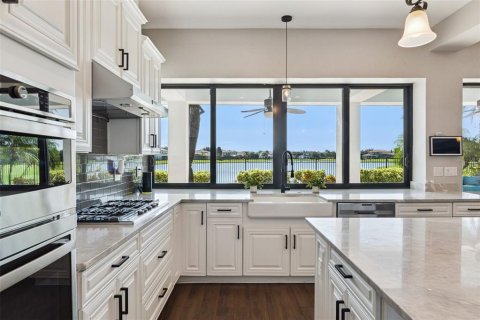 House in Orlando, Florida 5 bedrooms, 410.91 sq.m. № 2418340 - photo 18