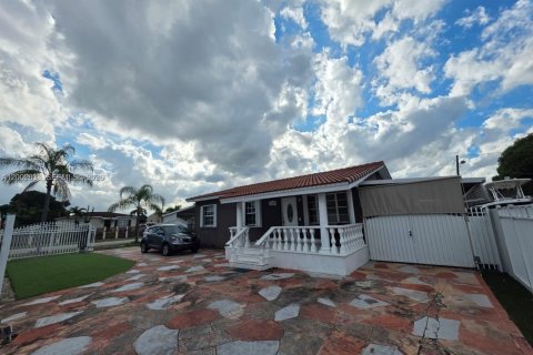 House in Hialeah, Florida 5 bedrooms, 177.72 sq.m. № 2089986