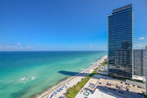 Condo in Hallandale Beach, Florida, 1 bedroom  № 1971420 - photo 1