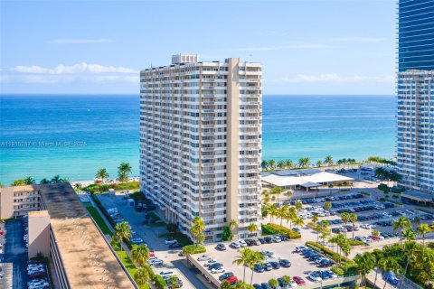 Condo in Hallandale Beach, Florida, 1 bedroom  № 1971420 - photo 20