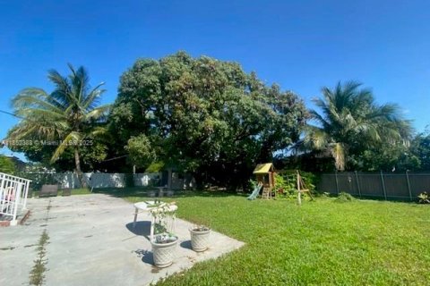 House in Hialeah, Florida 3 bedrooms, 117.71 sq.m. № 1877765 - photo 4