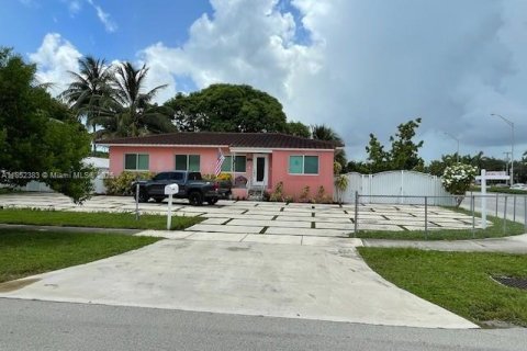 House in Hialeah, Florida 3 bedrooms, 117.71 sq.m. № 1877765 - photo 2