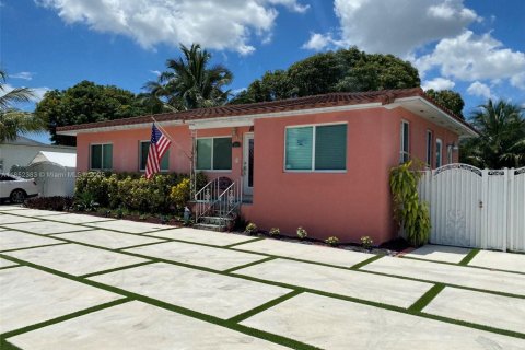 House in Hialeah, Florida 3 bedrooms, 117.71 sq.m. № 1877765 - photo 1