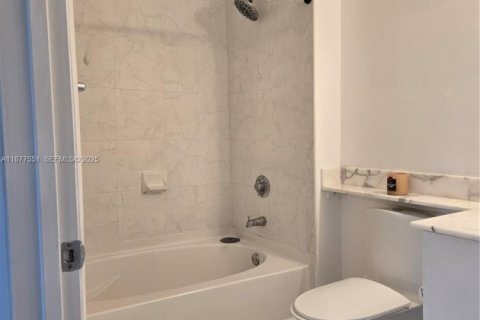 Condo in Miami, Florida, 1 bedroom  № 2035729 - photo 13