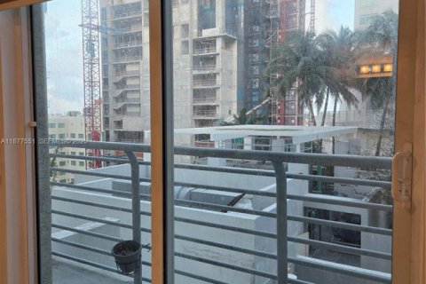 Condo in Miami, Florida, 1 bedroom  № 2035729 - photo 11