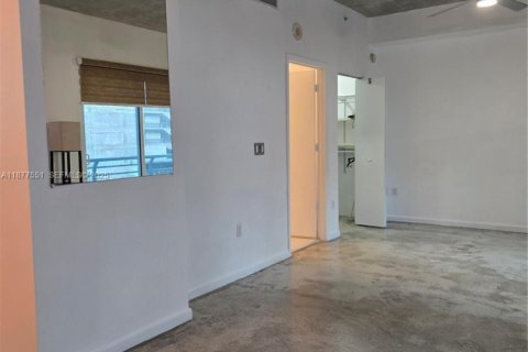 Condo in Miami, Florida, 1 bedroom  № 2035729 - photo 8
