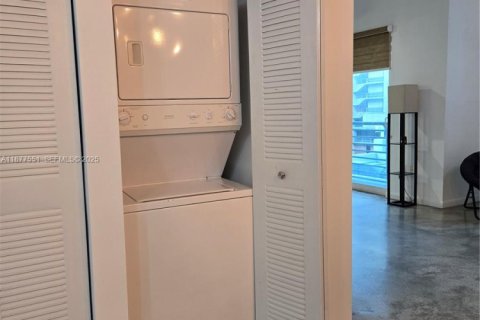 Condo in Miami, Florida, 1 bedroom  № 2035729 - photo 6