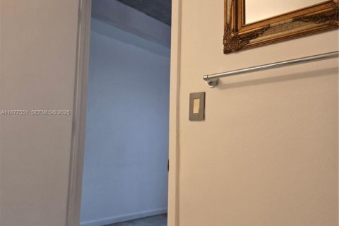 Condo in Miami, Florida, 1 bedroom  № 2035729 - photo 15