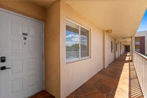 Condo in Tamarac, Florida, 2 bedrooms  № 1867750 - photo 9