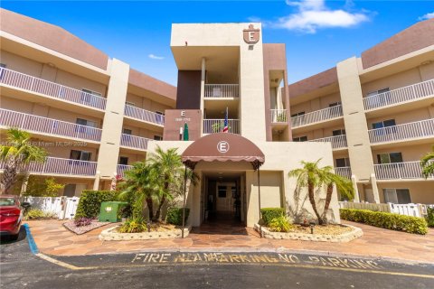 Condo in Tamarac, Florida, 2 bedrooms  № 1867750 - photo 1