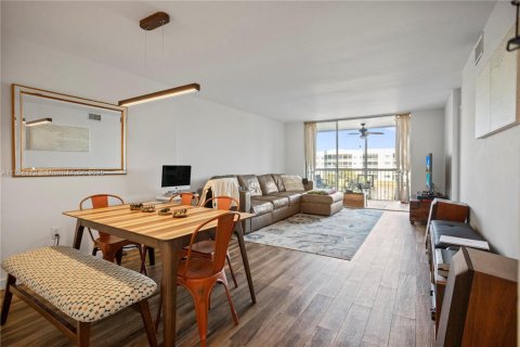 Condo in Tamarac, Florida, 2 bedrooms  № 1867750 - photo 29