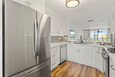 Condo in Tamarac, Florida, 2 bedrooms  № 1867750 - photo 16