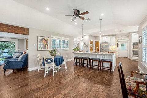 House in Sarasota, Florida 3 bedrooms, 250.84 sq.m. № 2313259 - photo 11