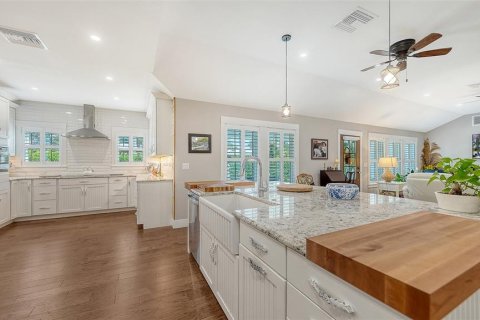 House in Sarasota, Florida 3 bedrooms, 250.84 sq.m. № 2313259 - photo 5