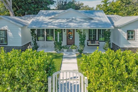 House in Sarasota, Florida 3 bedrooms, 250.84 sq.m. № 2313259 - photo 2