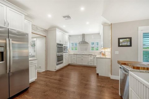 House in Sarasota, Florida 3 bedrooms, 250.84 sq.m. № 2313259 - photo 12