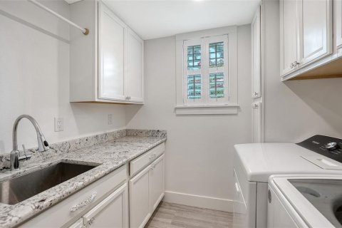 House in Sarasota, Florida 3 bedrooms, 250.84 sq.m. № 2313259 - photo 28