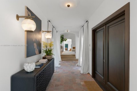 Купить виллу или дом в Корал-Гейблс, Флорида 9 спален, 955.59м2, № 1951586 - фото 3