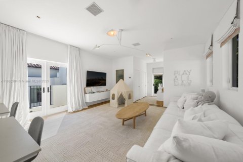 Купить виллу или дом в Корал-Гейблс, Флорида 9 спален, 955.59м2, № 1951586 - фото 19