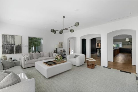 Купить виллу или дом в Корал-Гейблс, Флорида 9 спален, 955.59м2, № 1951586 - фото 8