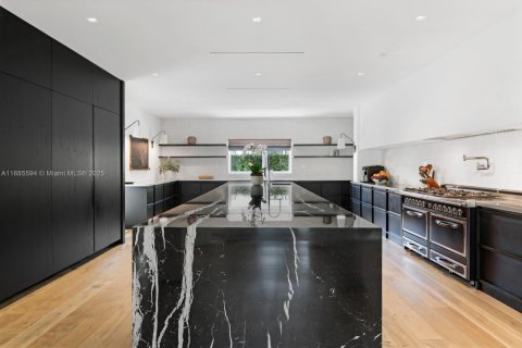 Купить виллу или дом в Корал-Гейблс, Флорида 9 спален, 955.59м2, № 1951586 - фото 10