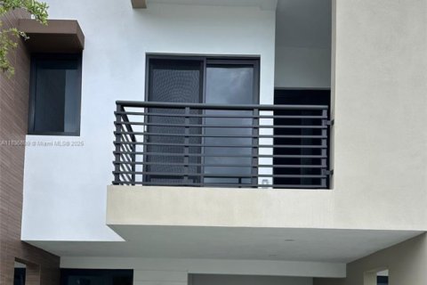 Adosado en venta en Dania Beach, Florida, 3 dormitorios, 146.97 m2 № 1935131 - foto 1