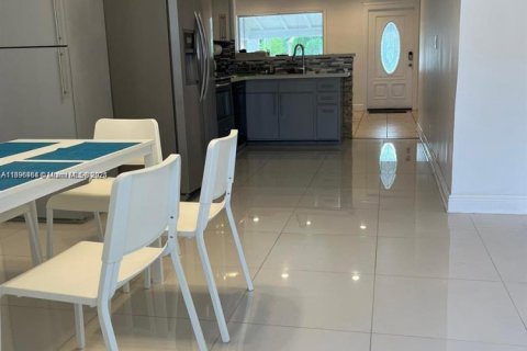 Снять в аренду виллу или дом в Холливуд, Флорида 2 спальни, 123.37м2, № 1948149 - фото 10