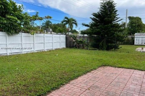 Снять в аренду виллу или дом в Холливуд, Флорида 2 спальни, 123.37м2, № 1948149 - фото 3