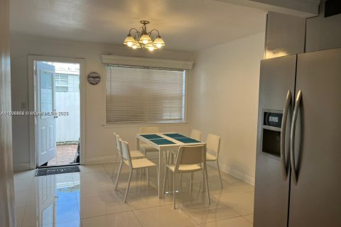 Снять в аренду виллу или дом в Холливуд, Флорида 2 спальни, 123.37м2, № 1948149 - фото 4